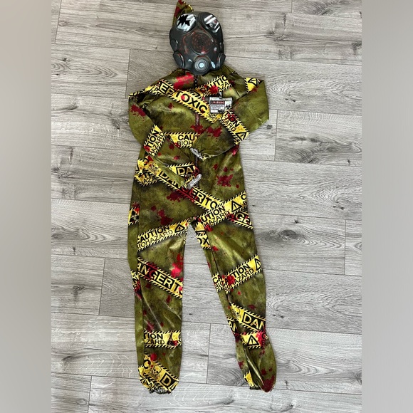 Kids scary costume - zombie apocalypse size medium - Picture 3 of 4